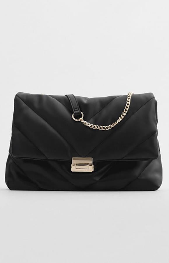 Si te apetece un modelo más clásico para completar tu fondo de armario de bolsos, este es el tuyo. Es acolchado, de tamaño medio y se vende en Zara (29,95 euros).