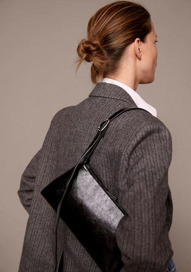 El bolso baguette es uno de los que más se llevan este invierno. Este modelo de Mango tiene una correa regulable para que puedas llevarlo al hombro o en bandolera (15,99 euros).