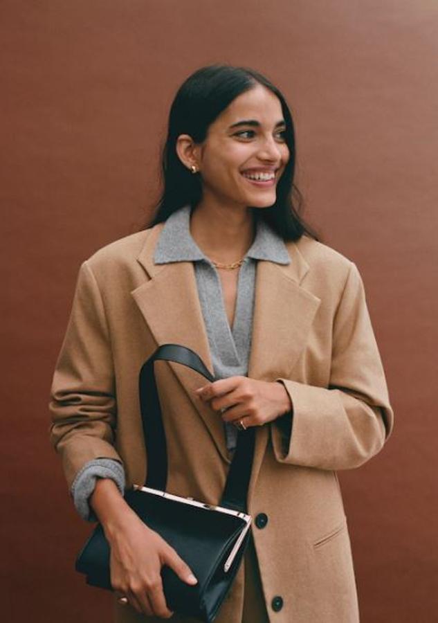 Este bolso negro tiene un detalle diferencial, su cierre de boquilla metálica. Es de Mango (25,99 euros).