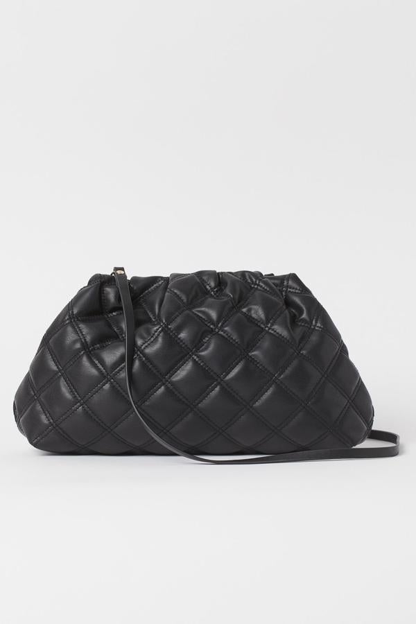 Bandolera negra acolchada con forma de trapecio, de H&M (29,99 euros).