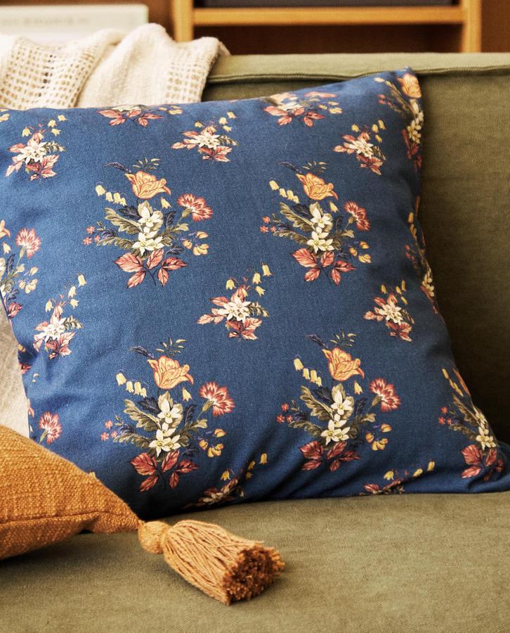En color azul y con estampado de flores mini, esta funda de cojín de 45x45 centímetros tiene un precio de 9,99 euros