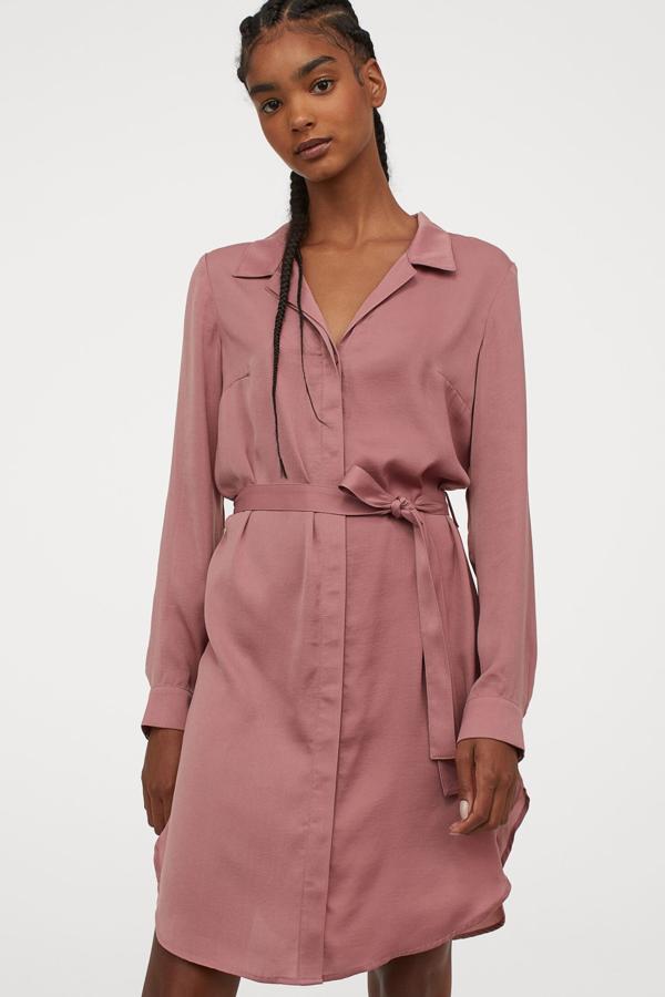 Este vestido camisero corto en color rosa con cinturón y escote de pico cuenta con botones ocultos en la parte delantera y tiene un precio de 24,99 euros.