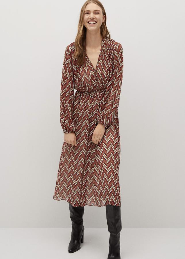 En tejido fluido y estampado étnico en tonos rojo, este vestido midi con escote de pico y manga larga abullonada cuenta con detalles plisados y cordón ajustable. Ahora tiene un precio de 39,99 euros.