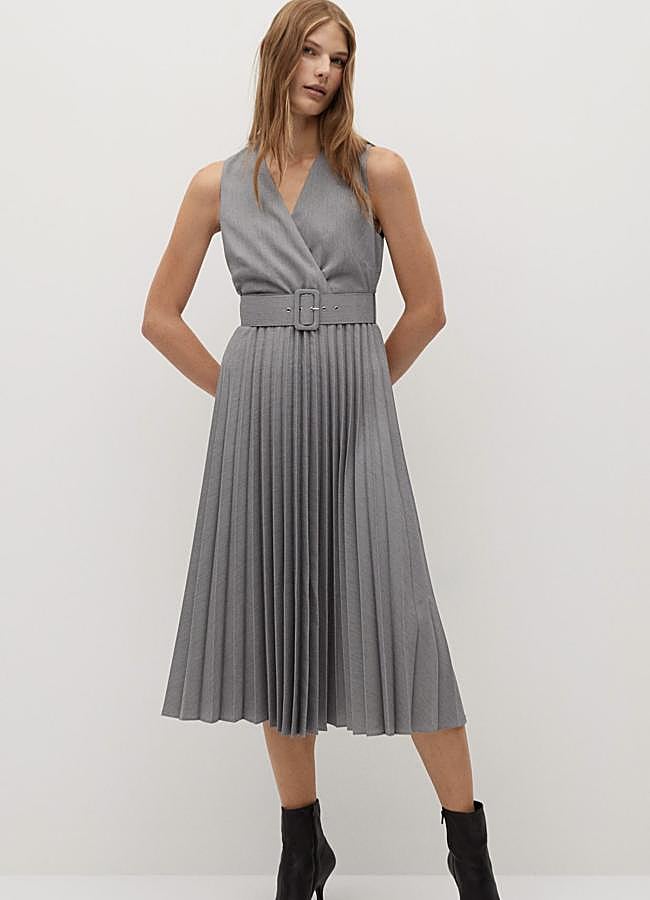 En color gris, este vestido midi de diseño acampanado y escote de pico cruzado cuenta con falda plisada y cinturón desmontable. Tiene un precio rebajado de 39,99 euros.