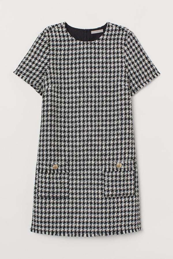 Con estampado pata de gallo en blanco y negro, este vestido corto en tejido jacquard cuenta con cremallera oculta en la parte trasera y tiene un precio de 39,99 euros.