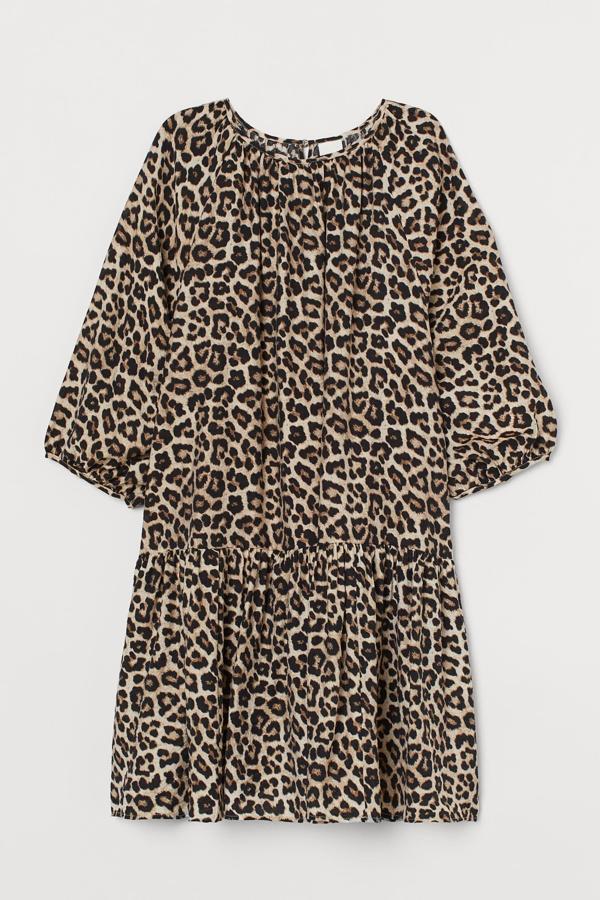 Con estampado de leopardo, este vestido evasé corto con cuello redondo fruncido y mangas globos cuenta con volumen en el bajo y tiene un precio de 19,99 euros.