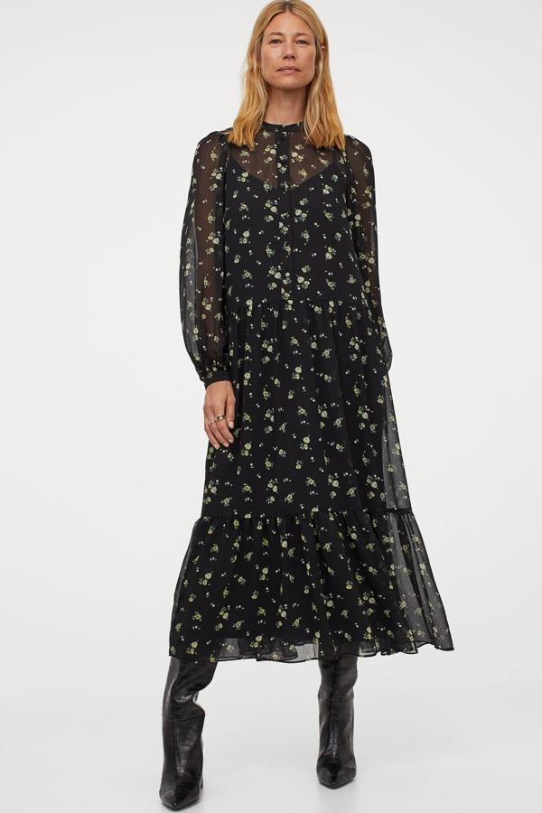 Este vestido midi de gasa en color negro con flores en amarillo cuenta con cuello mao y mangas largas abullonadas. Con botones en la parte superior, tiene un precio de 39,99 euros.