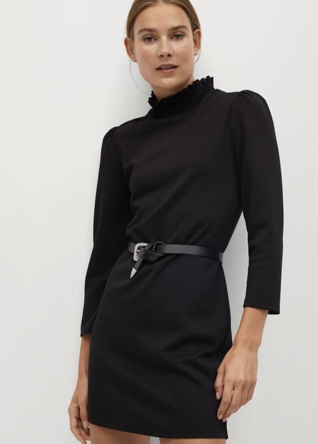 En color negro, este vestido corto de manga larga con detalle de volantes en el cuello tiene un precio rebajado de 9,99 euros.