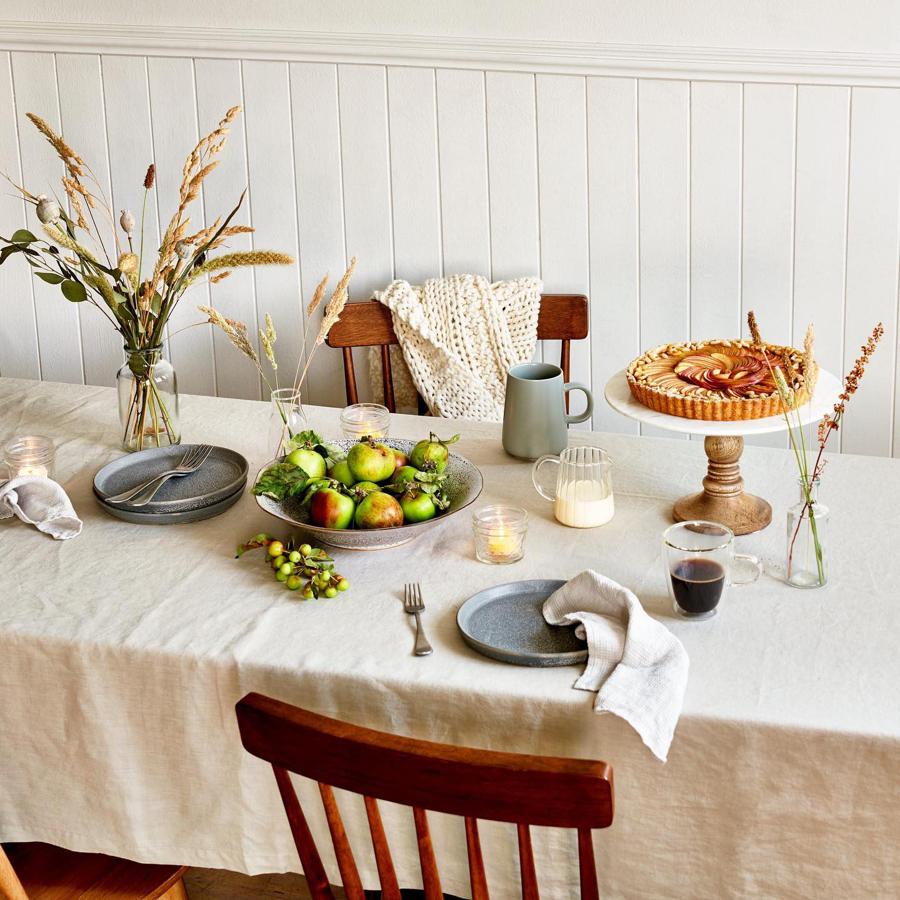 Nos encanta una mesa bonita, y por eso no nos hemos podido resistir a esta que invita a largas sobremesas. El pie para presentar las tartas cuesta 30.99 euros, y la mantita, 109 euros en Amazon Home.