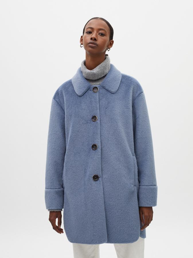 Abrigo de pelo con bolsillos laterales, de los Special Prices de Parfois (39,99 €).