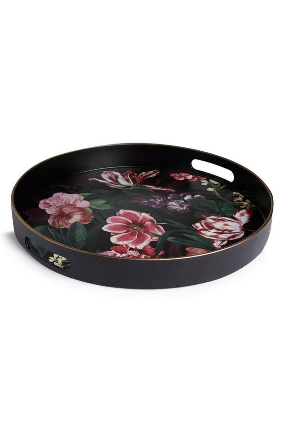 Esta bandeja de color negro con dibujo floral tiene un precio de 9 euros.