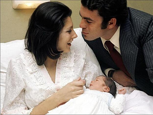 Carmina y Paquirri con su primer hijo.