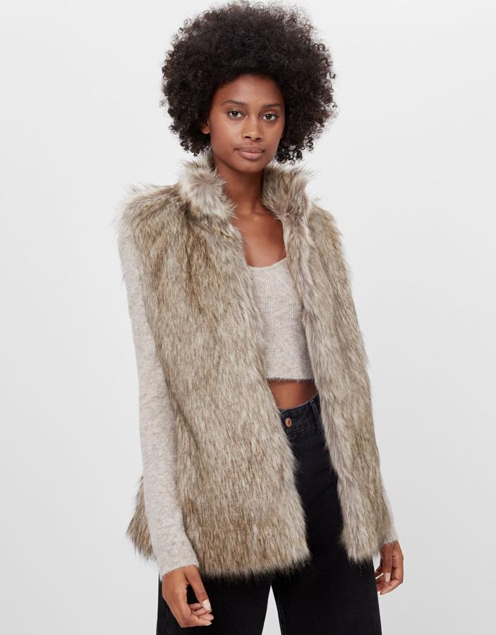 En color beige, negro o blanco roto, este chaleco largo de pelo tiene un precio de 19,99 euros.