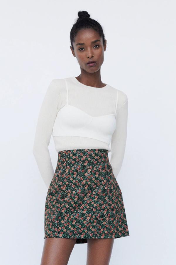 Con estampado de flores y tiro alto, esta falda mini de Zara cuenta con cremallera lateral oculta y tiene un precio de 19,95 euros.