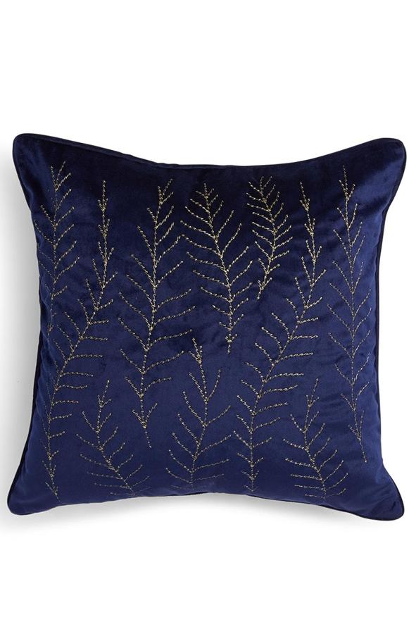 En color azul marino con bordado de plumas, esta funda de cojín tiene un precio de 4,50 euros.
