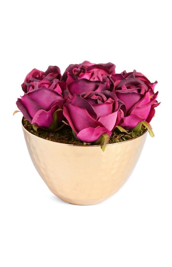 Con rosas de pequeño tamaño, este jarrón de lata en dorado tiene un precio de 4 euros.