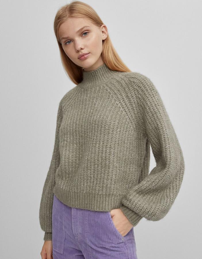 Disponible en verde caqui o en rosa, este jersey jaspeado de cuello alto tiene un precio rebajado de 13,79 euros.