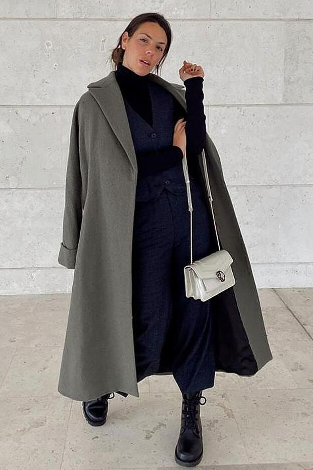 Abrigo largo, chaleco, pantalón y botas de cordones. El estilismo de Laura ha sido de lo más aplaudido por sus amigos y seguidores.