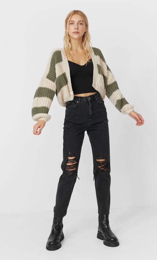 En color negro, estos jeans mom fit con cintura alta y detalles de rotos en la parte delantera son de Stradivarius y tienen un precio de 25,99 euros.