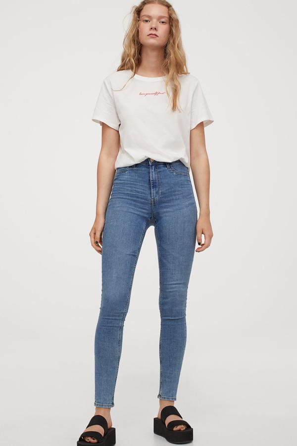 Disponibles en numerosos colores, estos vaqueros skinny superelásticos de talle alto cuentan con bolsillos delanteros decorativos y tienen un precio de 19,99 euros. Son de H&M.
