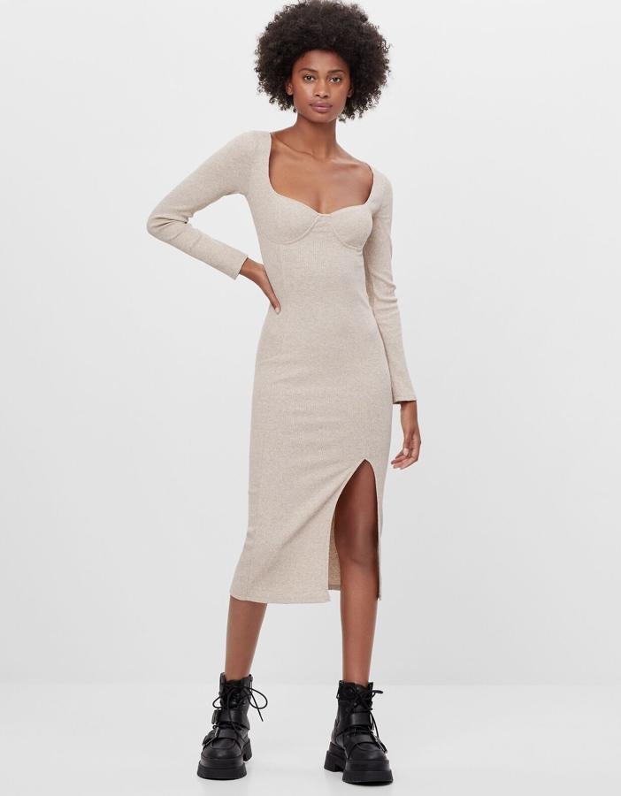 Con la parte superior tipo corsé, este vestido midi en color arena y abertura delantera tiene un precio de 19,99 euros.