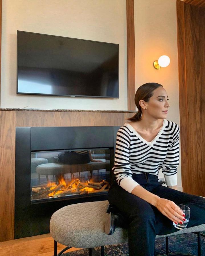 ¿Quién puede resistirse a las rayas marineras? Desde luego, Tamara Falcó no, que combinó  este jersey de Zara  con vaqueros clásicos.