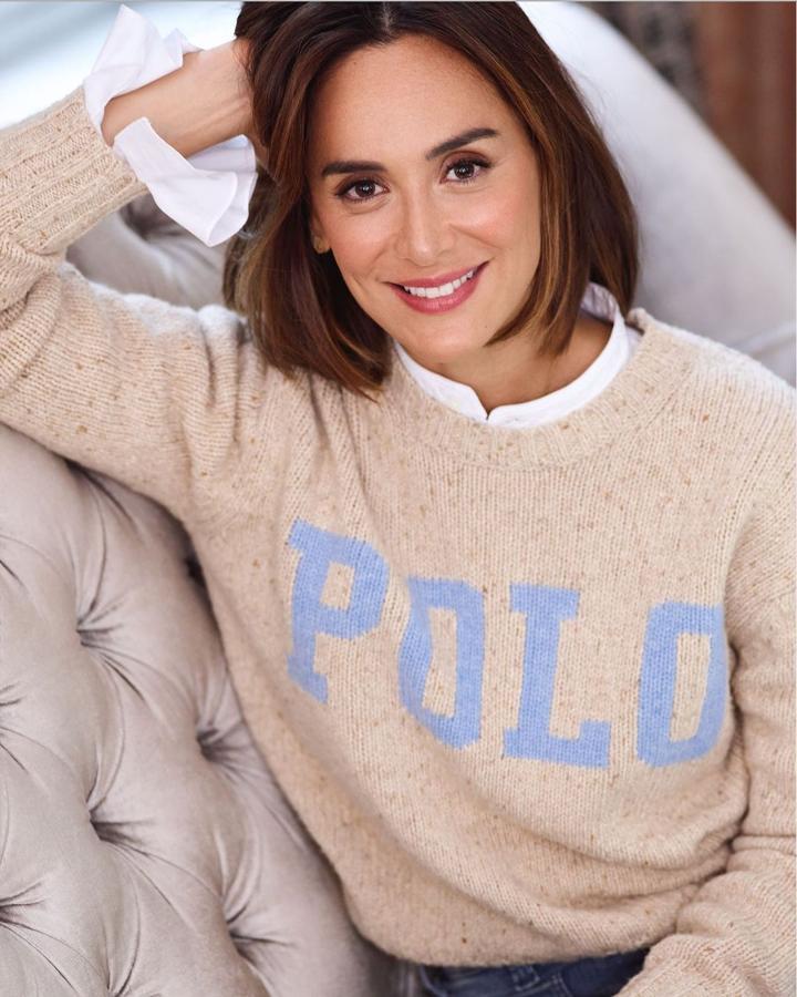 Otro look básico, y perfecto, de Tamara Falcó con vaqueros y este jersey de Polo Ralph Lauren que nos transporta a nuestra adolescencia.