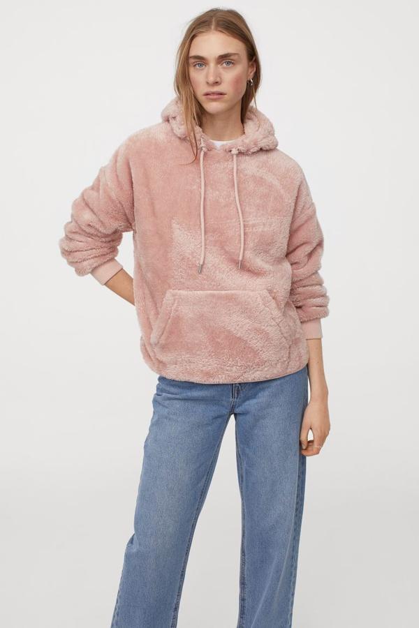 Disponible en rosa claro y en beige, esta sudadera en peluche de H&M con diseño de hombros ligeramente caídos, puños de canalé y elástico fino en el bajo tiene un precio de 19,99 euros y está disponible entre las tallas XS y XL.
