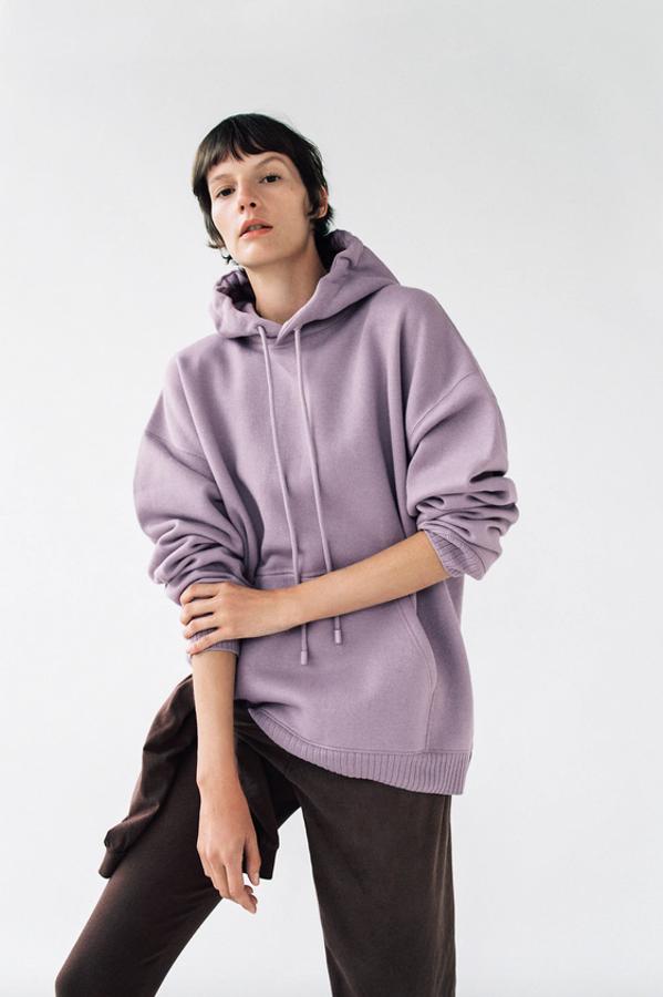 Diseño oversize para esta sudadera de Zara con bolsillo canguro en el frontal y acabados en rib combinados a tono. Disponible en gris, hielo, negro, marrón y lila, está confeccionada con al menos un 25% de poliéster reciclado y puedes encontrarla entre las tallas XS y L por 25,95 euros.