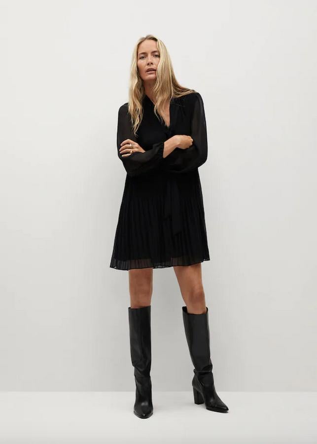 Diseño plisado en tejido fluido para este vestido de Mango con escote de pico con tiras al cuello y mangas abullonadas acabadas en puños elásticos. Tiene un precio de 39,99 euros y está disponible entre las tallas XS y XL.