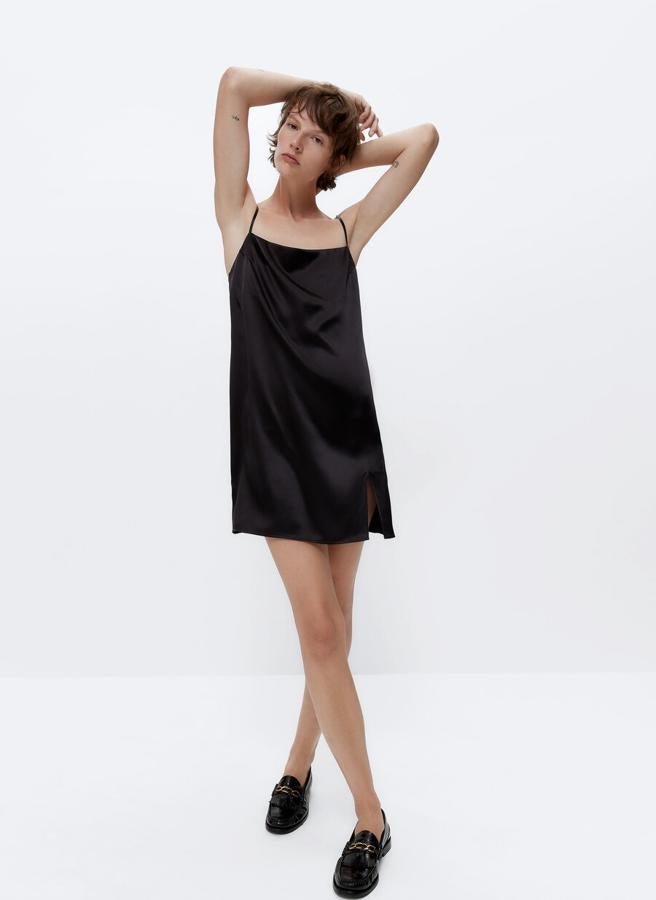 De venta exclusiva en la web de Uterqüe, este vestido mini confeccionado en tejido de seda con escote recto y tirantes ajustables está rebajado y de 79 euros ha pasado a costar 59,25 euros. Podemos encontrarlo en las tallas XS, S y M.