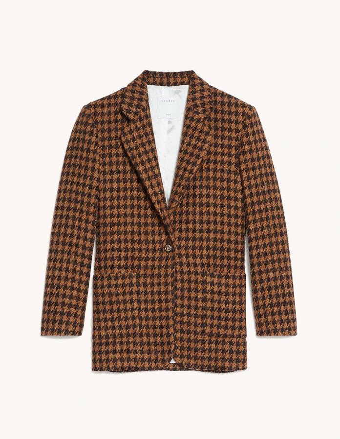 El icónico estampado de gallo llega reinventado gracias a Sandro París con este modelo en color camel ideal. Un diseño largo y con bolsillos que está rebajado por Black Friday a 269,50 euros.