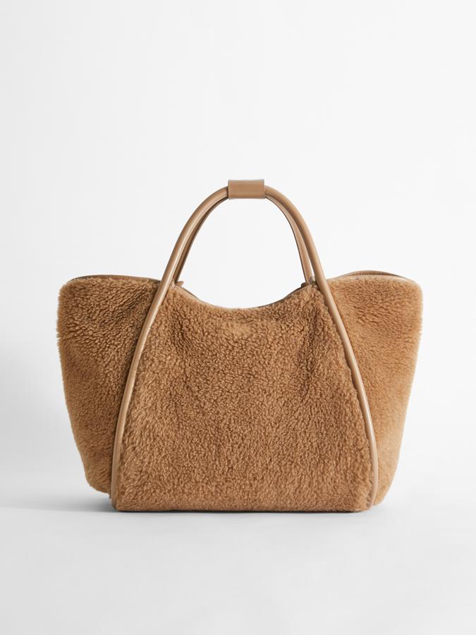 Shopper bag de pelo de borrego con asas de piel, de Max Mara.