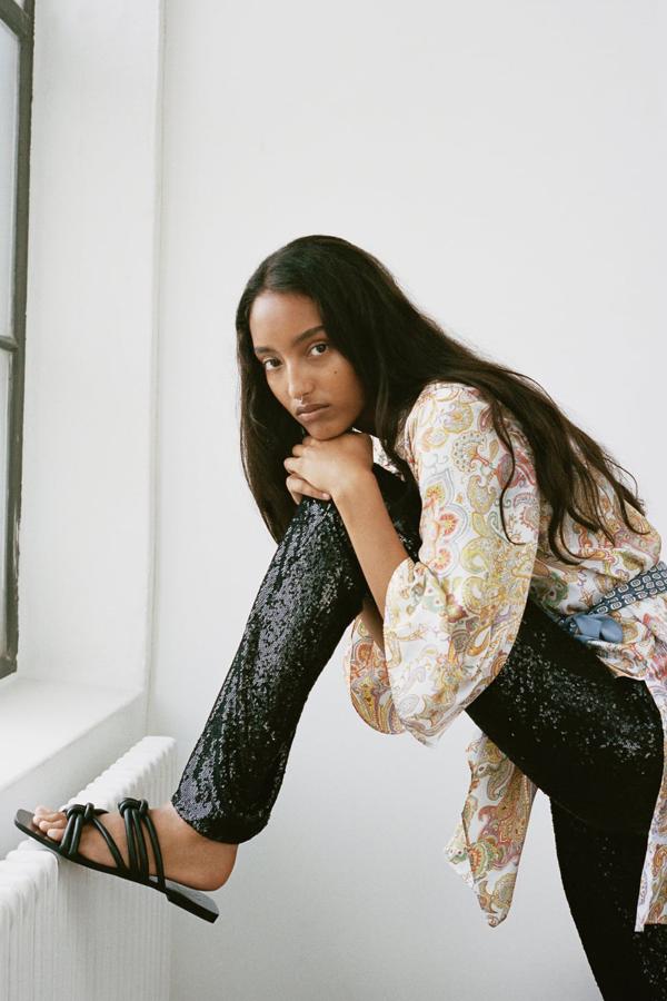 Una alternativa a los pantalones 'flare' de tiro alto de Zara son estos leggings, también de lentejuelas negras y ligeramente evasé en el bajo (39,95 euros). La combinación con un vestido ligero con estampado 'paisley' es perfecta. Una idea genial para recuperar cualquier diseño de primavera.