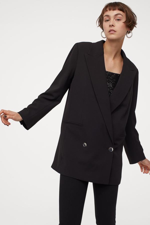 Americana oversize en tejido fluido, perfecta para llevar con pantalón o vestido de lentejuelas, de la colección de fiesta de H&M (39,99 euros).