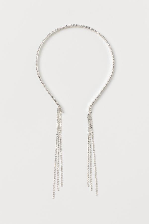 Diadema rígida de strass con detalles colgantes, de la colección de fiesta de H&M (14,99 euros).