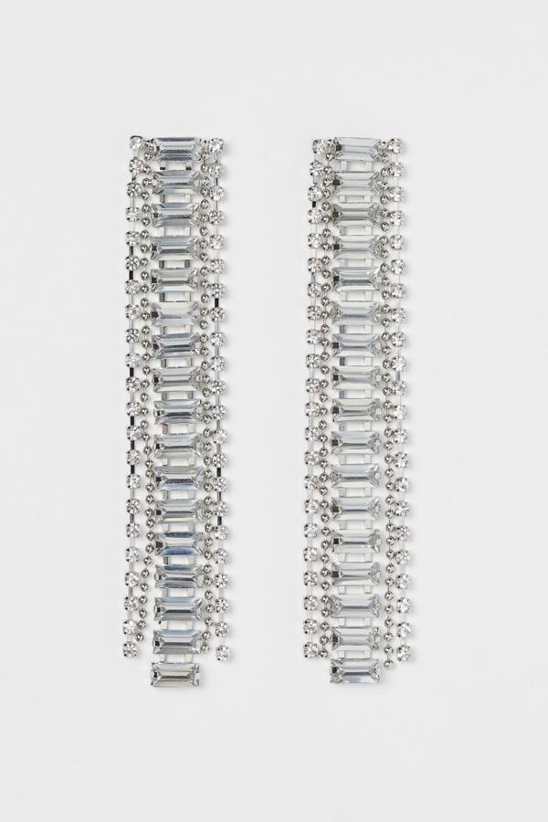 Pendientes de strass en forma de cascada, de la colección de fiesta de H&M (14,99 euros).