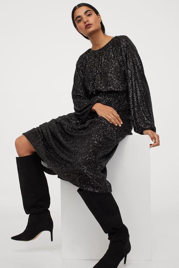 Vestido de largo midi y tejido de lentejuelas, con detalle de abertura en la espalda, de la colección de fiesta de H&M (49,99 euros).