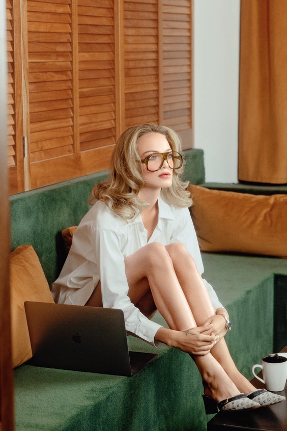 Camisa de Carolina Herrera y zapatos de Louis Vuitton. Las gafas y el reloj son de Gucci.