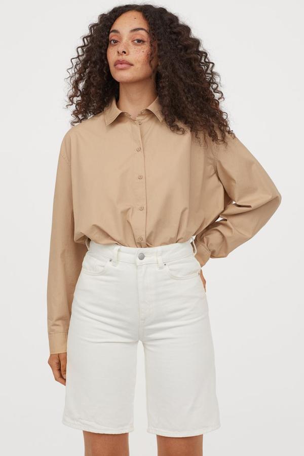 Confeccionadas en denim de algodón en color blanco, estas bermudas de H&M de talle alto vienen con perneras amplias rectas y cierre de cremallera con botón. Disponibles entre las tallas 32 y 50, tienen un precio de 29,99 euros.