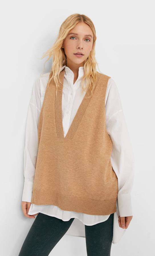 Disponible en cinco colores diferentes, entre ellos el beige, el gris y el negro, este chaleco oversize de Stradivarius con cuello de pico y acabados en rib cuesta 19,99 euros y podemos encontrarlo entre las tallas XS y L.