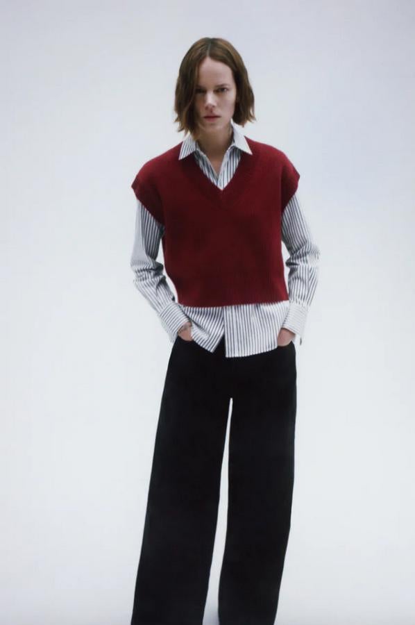 En color granate, con escote de pico y manga sisa, este chaleco de Zara con acabados en rib tiene un precio de 25,95 euros y está disponible entre las tallas S y XL.