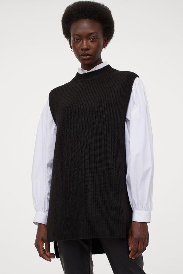 Confeccionado en punto de canalé suave con lana en la trama, este chaleco negro de H&M que también podemos encontrar en color beige es de corte relajado y viene con cuello ribeteado y aberturas laterales en el bajo. Con bajo asimétrico, tiene un precio de 24,99 euros y en la web se ha agotado en todas las tallas.