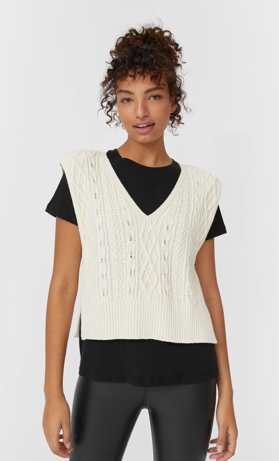 En color vainilla, con escote de pico, manga sisa, hombreras y diseño cropped trenzado, este chaleco de Stradivarius tiene un precio de 25,99 euros y volverá a la web de la firma únicamente en la talla S.