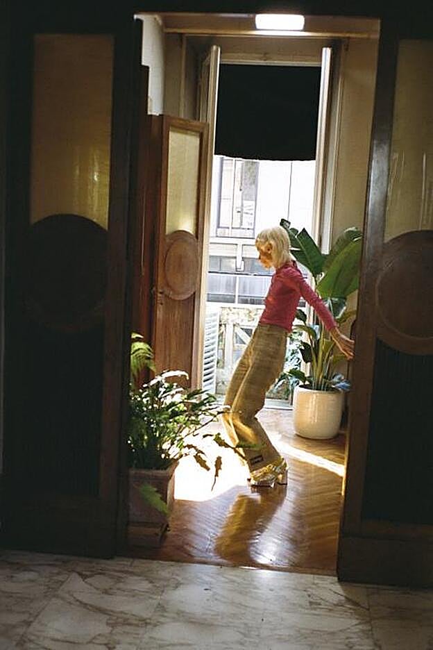 Fotograma de At Home.