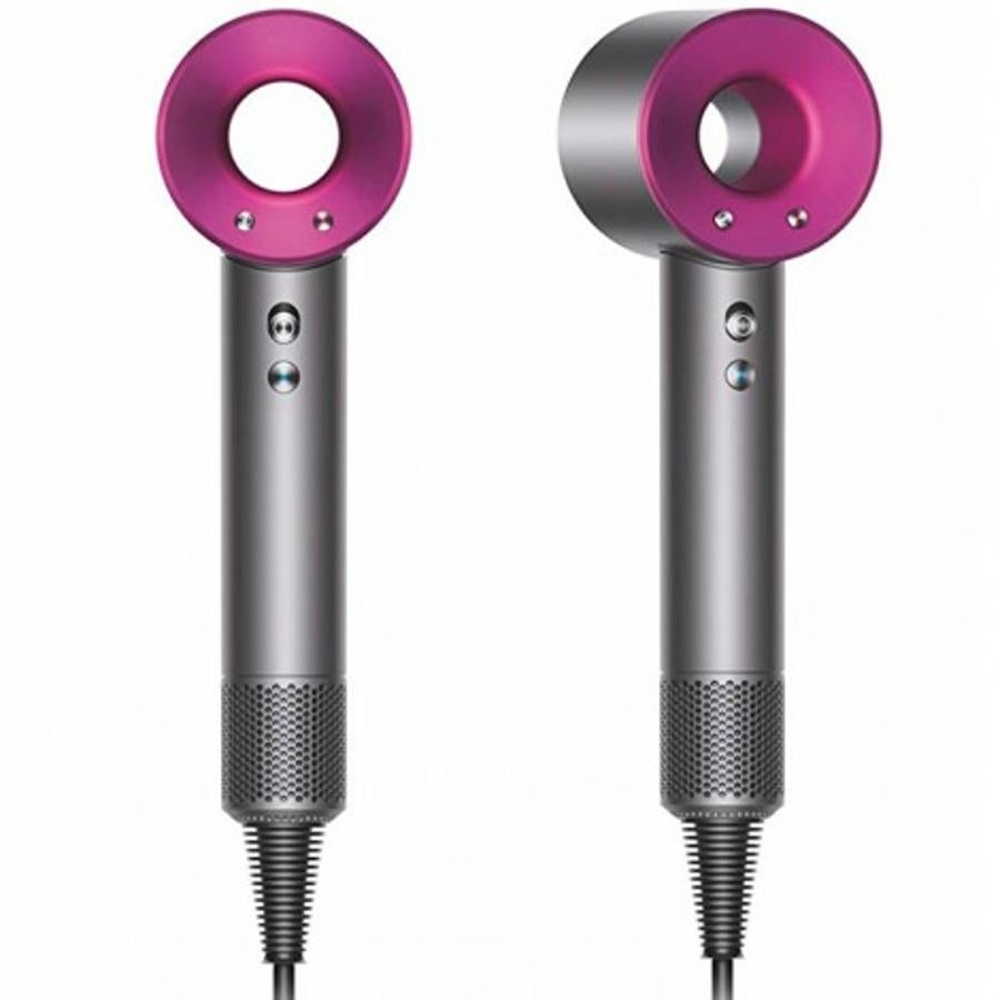El secador de pelo Dyson Supersonic tiene un potente motor digital para un secado rápido, mide la temperatura del aire 40 veces por segundo y regula el calor evitando los daños producidos por el calor extremo y ayudando a proteger el brillo natural del cabello. Cuesta 399 euros, pero está al aventa en diferentes puntos de venta donde podrás encontrarlo con descuento.