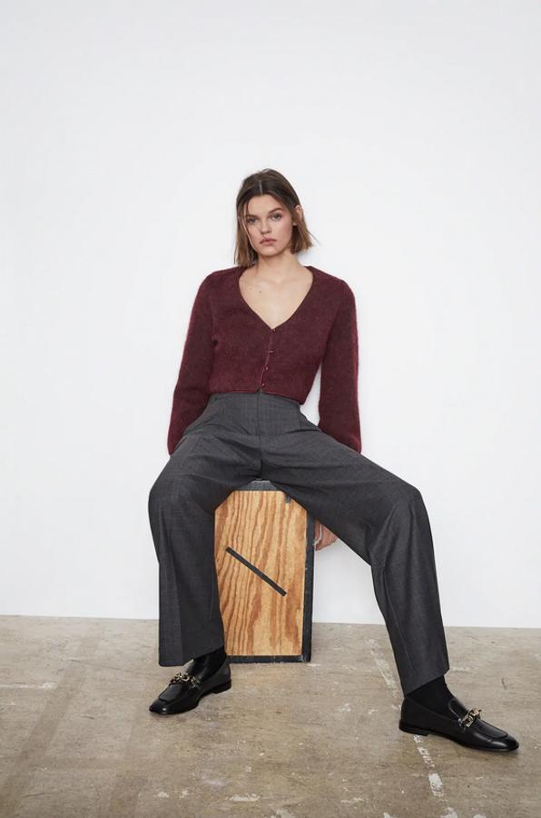 Con estampado de cuadros en gris azulado, este pantalón de tiro alto con bolsillos laterales y pernera ancha viene con detalle de pliegues en el frontal. De 25,95 euros ha pasado a costar 12,99 euros y está disponible entre las tallas XS y XXL y en color negro.