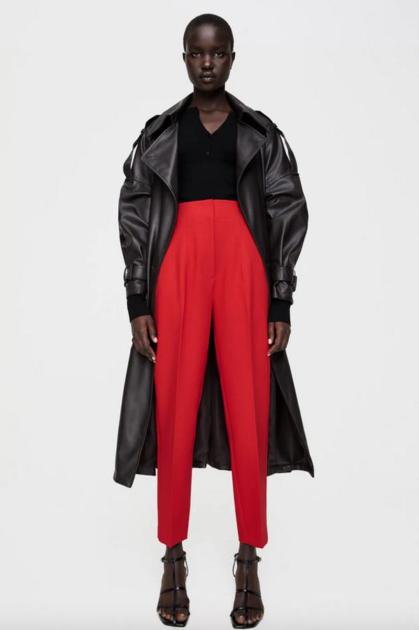 De tiro alto, con bolsillos delanteros de vivo y detalle de costuras marcadas en delantero y espalda, este pantalón pertenece a la colección sostenible de la firma y podemos encontrarlo rebajado en color rojo, verde agua y marsala, aunque algunas tallas se han agotado ya. De 25,95 euros ha pasado a costar 12,99 euros.