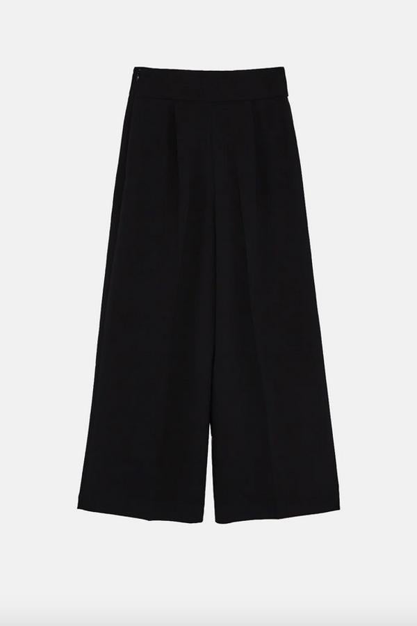 Diseño cropped fluido con tiro alto para este pantalón en color negro que costaba 29,95 euros y ahora podemos comprar por 15,99 euros entre las tallas XS y XXL.