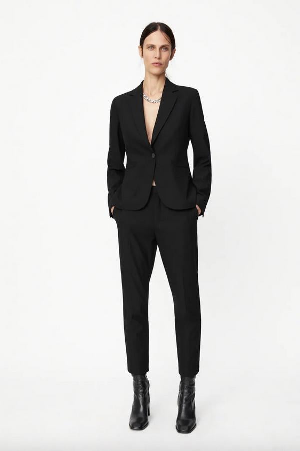 De tiro medio, con bolsillos frontales y bajo con aberturas laterales, este pantalón negro confeccionado con al menos un 50% de poliéster reciclado costaba 19,95 euros y ahora cuesta 9,99 euros. Está disponible entre las tallas 34 y 44.